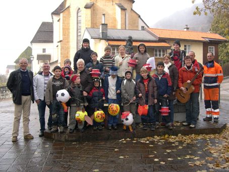 Kinder mit den selbstgebastelten Laternen